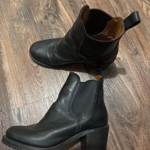 LIKE NEW 9.5 Frye Sabrina Chelsea
